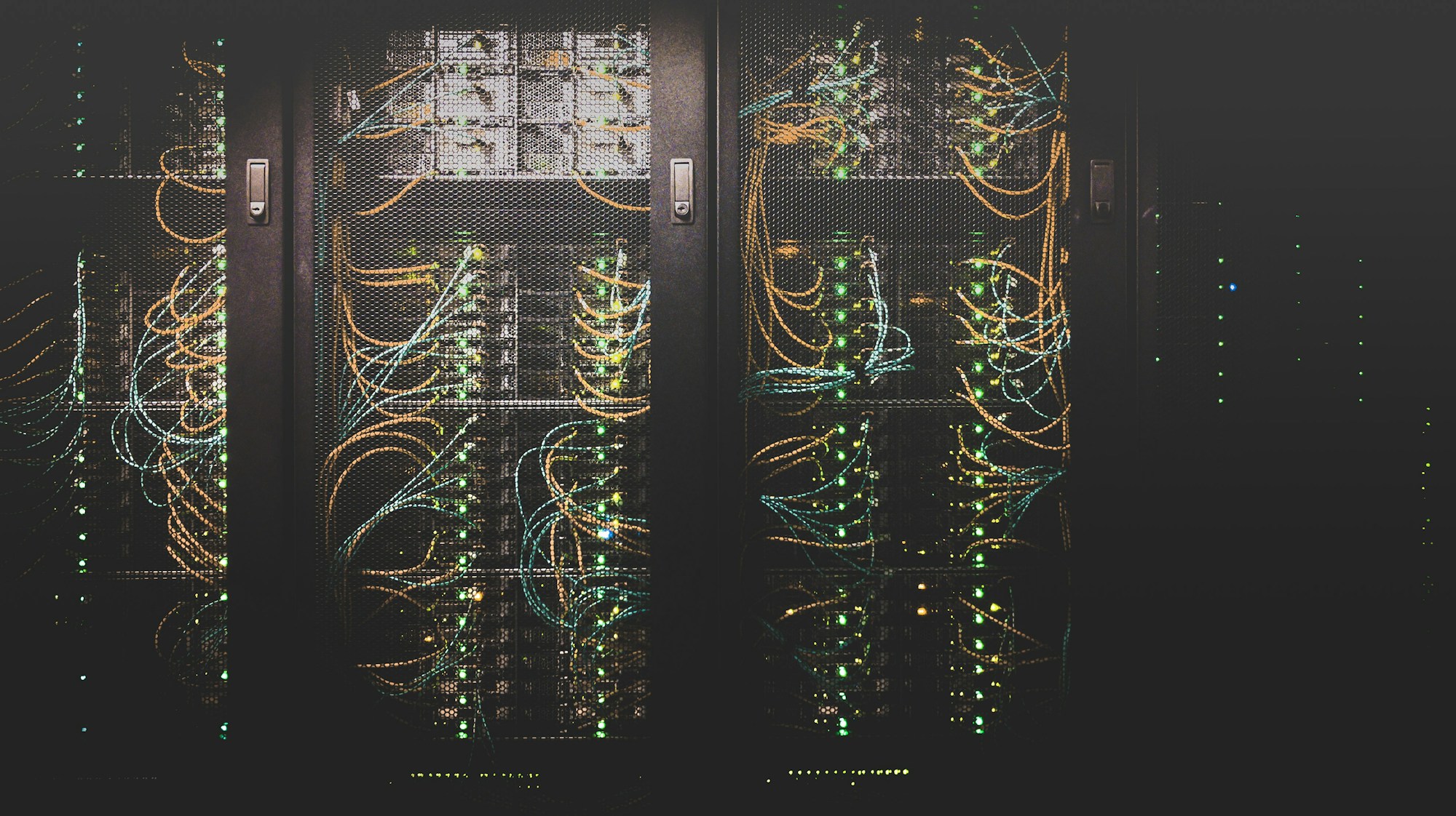 Rack e cablaggi di un’infrastruttura informatica