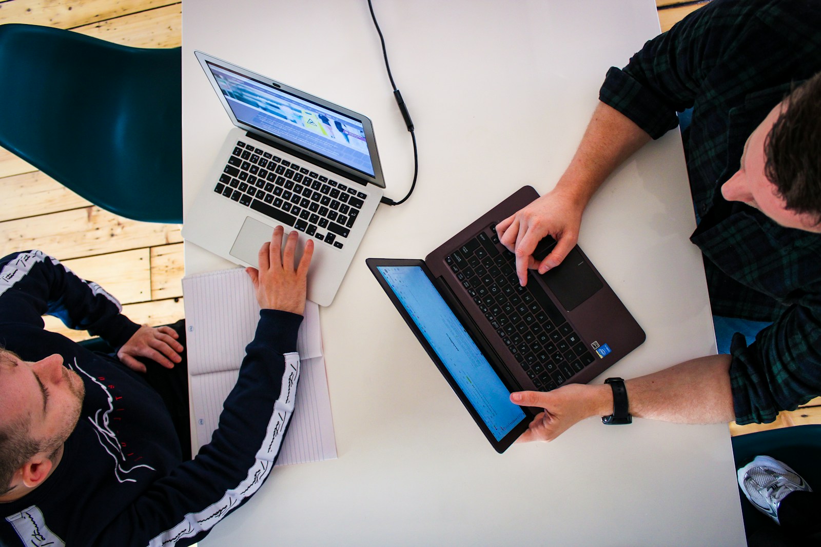 Due professionisti lavorano insieme su portatili e documenti